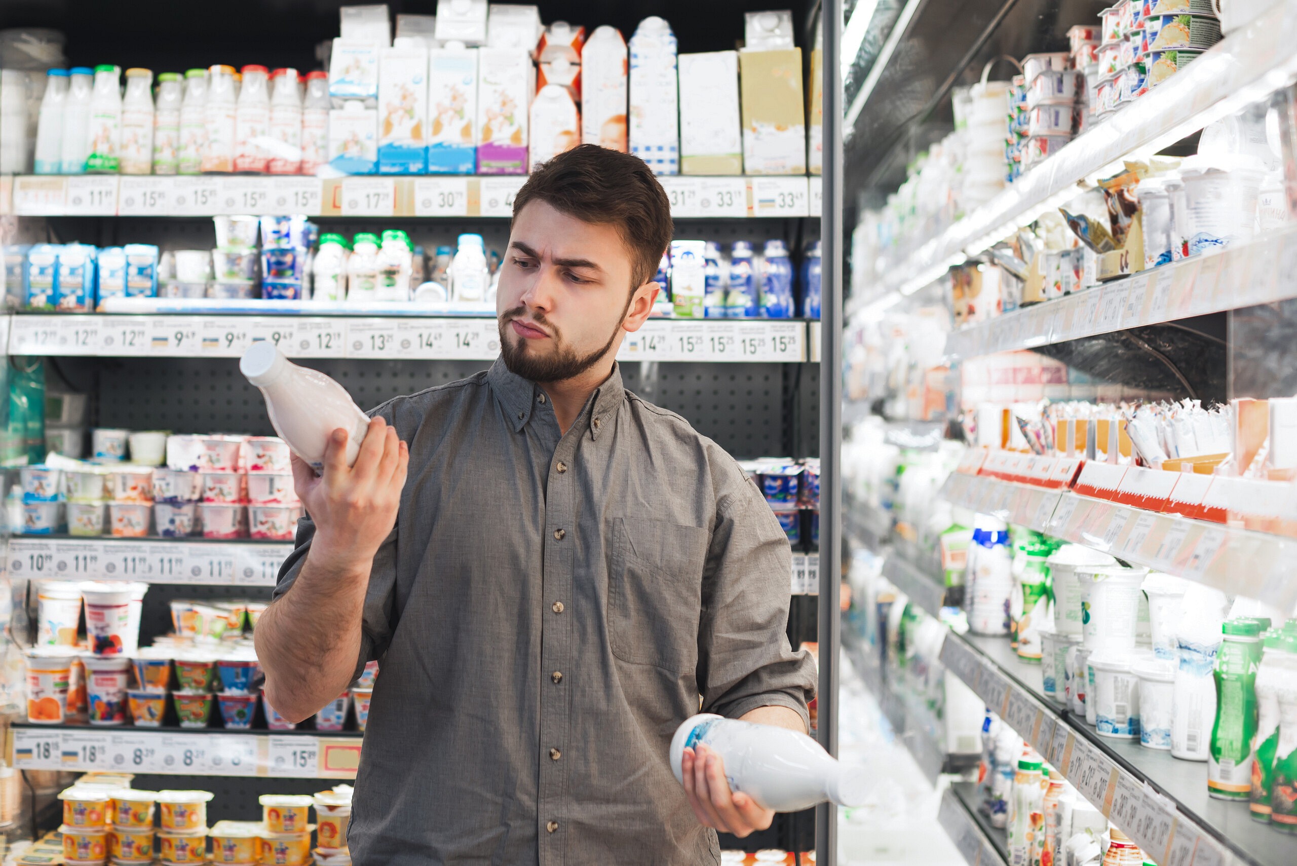 Look markets. Men go to Store to by Milk.